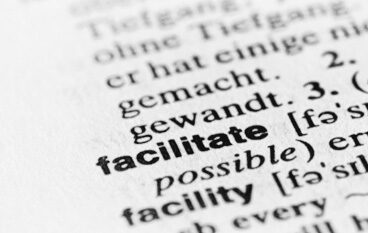 Seite aus einem Wörterbuch - Begriff facilitate